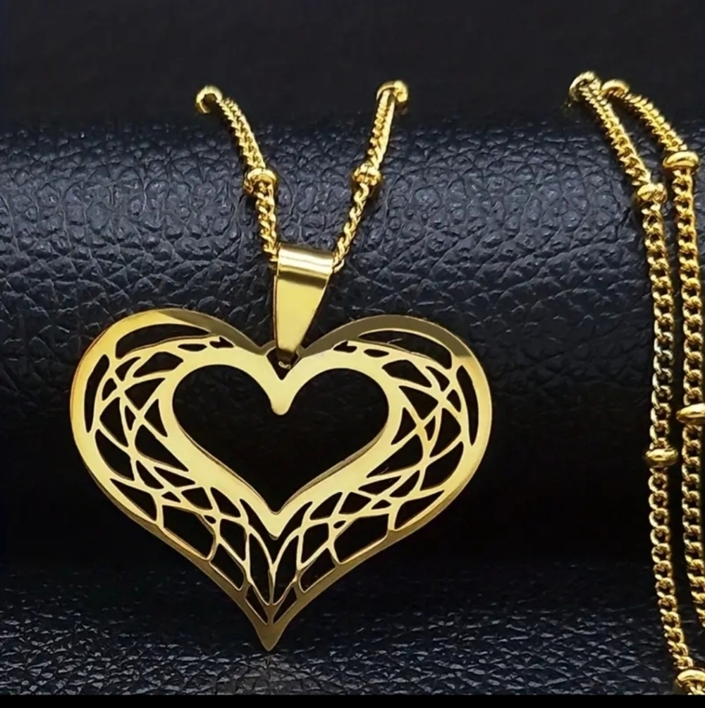 NEW! Stainless steel heart pendant necklace.